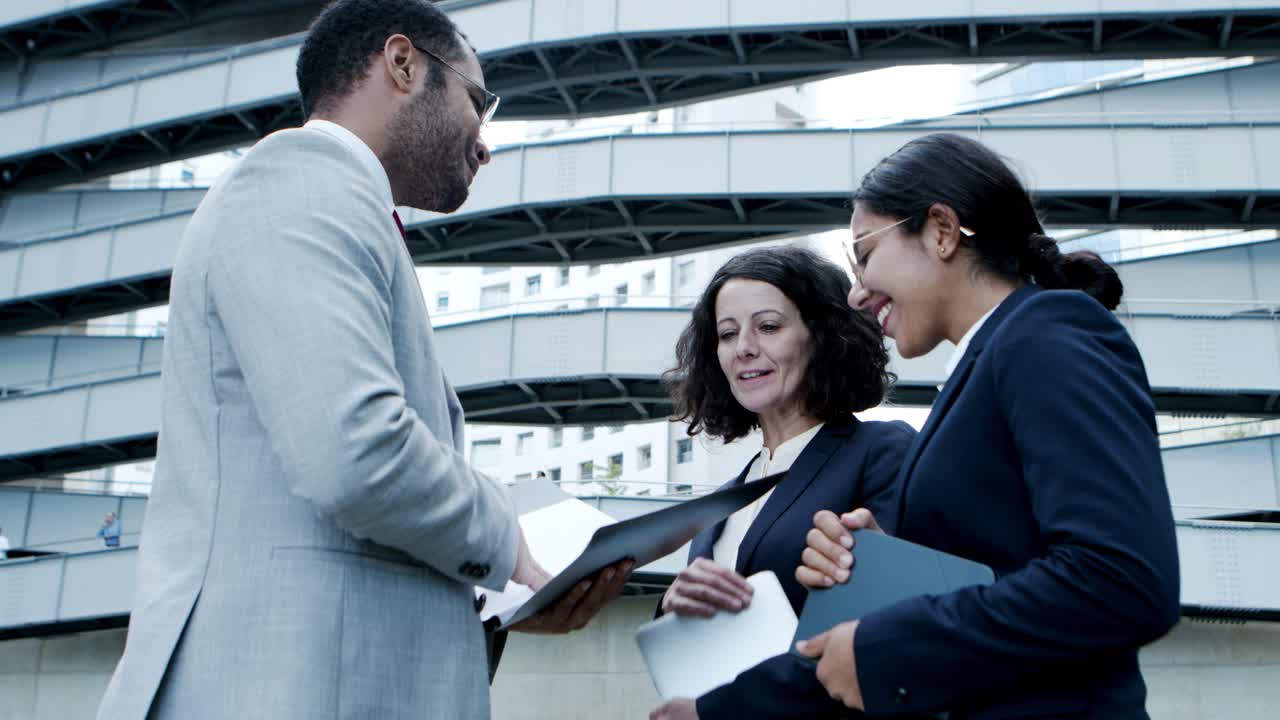 Professionisti allegri che discutono documenti