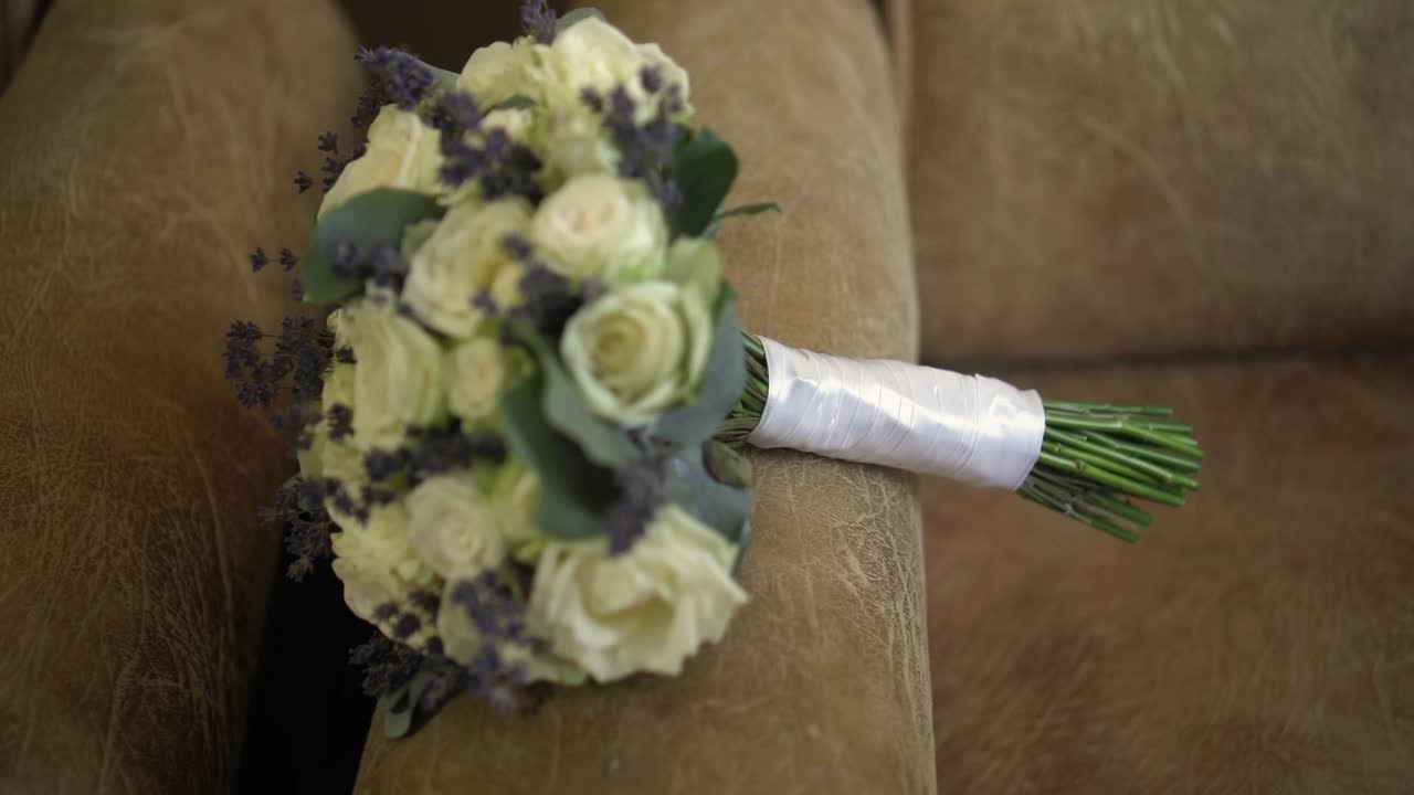 lo sposo raccoglie un bouquet