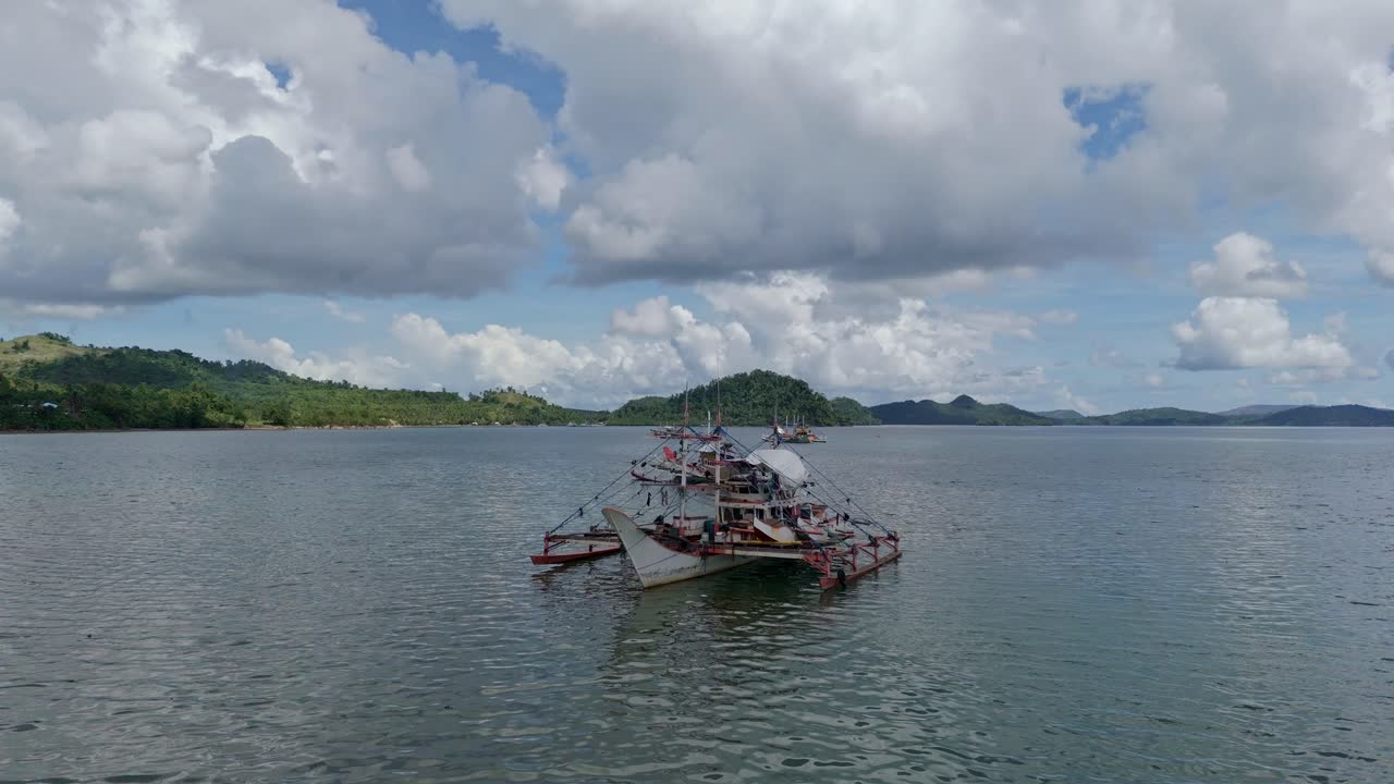 grandes barcos de pesca en los mares de surigao del norte en la región de caraga de mindanao, filipinas