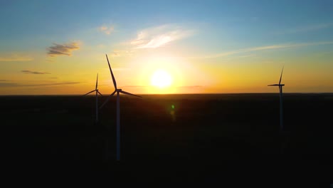 siluetas de molinos de viento gran disco de sol naranja luz de lente de verano