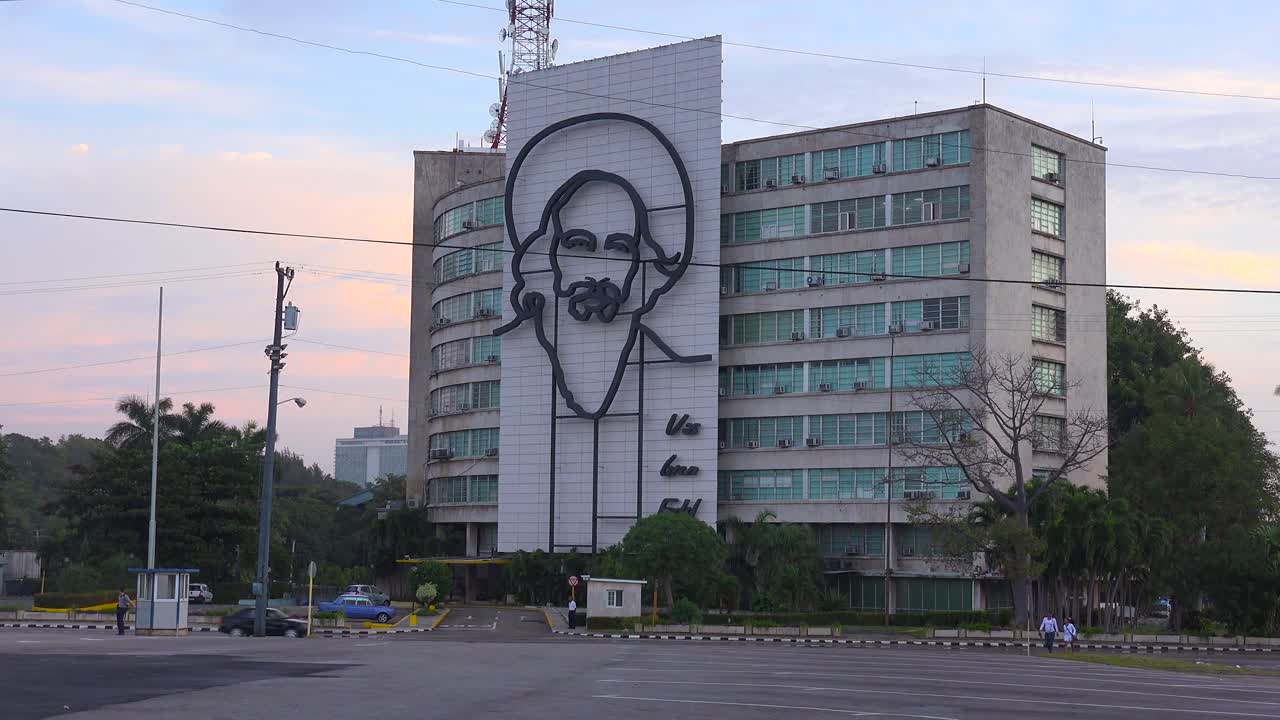 Inquadratura d'apertura di un edificio governativo a L'Avana, Cuba.