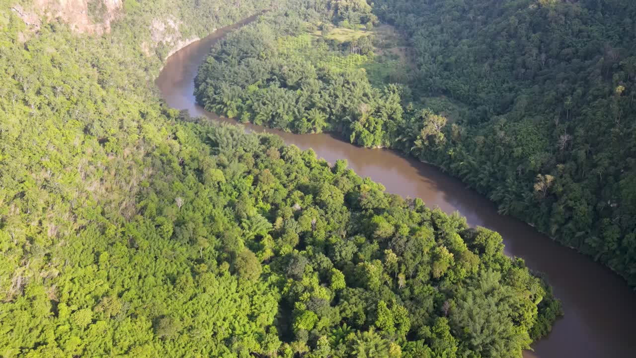 태국 칸차나부리 의 탁월 한 산경관 으로 이어지는 정글 을 가로질러 휘어지는  ⁇ 이 강 의 멋진 드론 전망