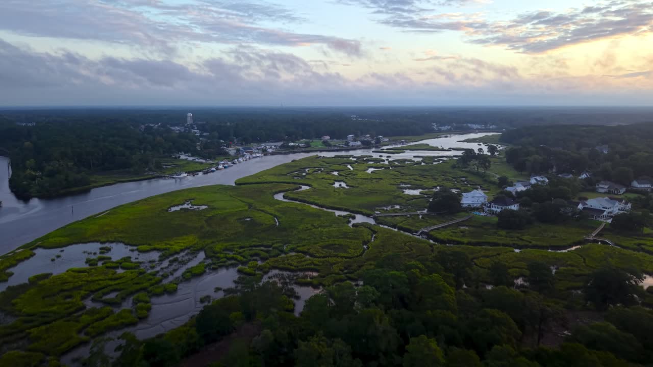 일출 시 노스캐롤라이나 캐러배시의 캐러배시 강 위를 높이 나는 항공 뷰