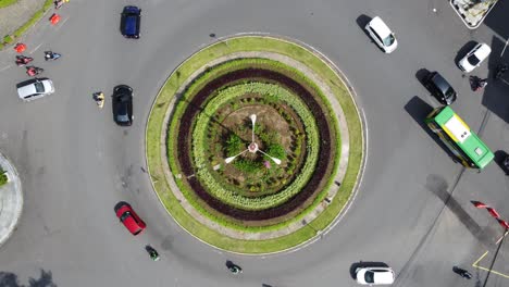 Atmósfera-De-Tráfico-En-Una-Intersección-Con-Un-Círculo-De-Parque-En-El-Medio-En-Yogyakarta,-Indonesia