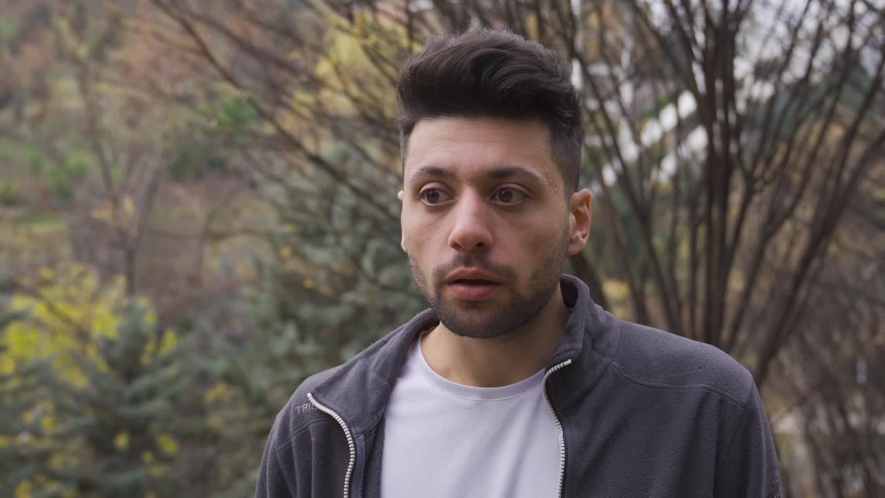 hombre tenso e infeliz de la ciudad.