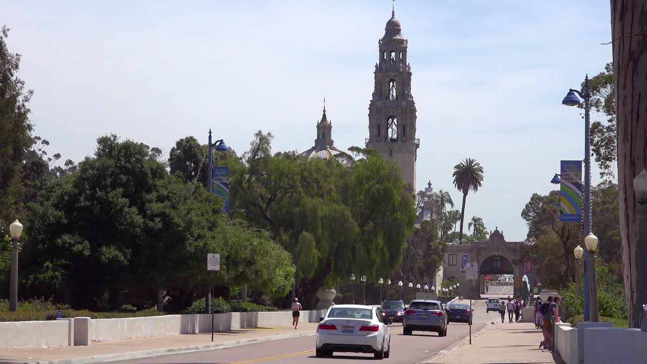 una calle en san diego con arquitectura española antigua