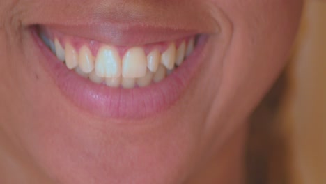 la boca y los labios de una joven de raza mixta, de una expresión seria a una sonriente, cierran los detalles de fotograma completo