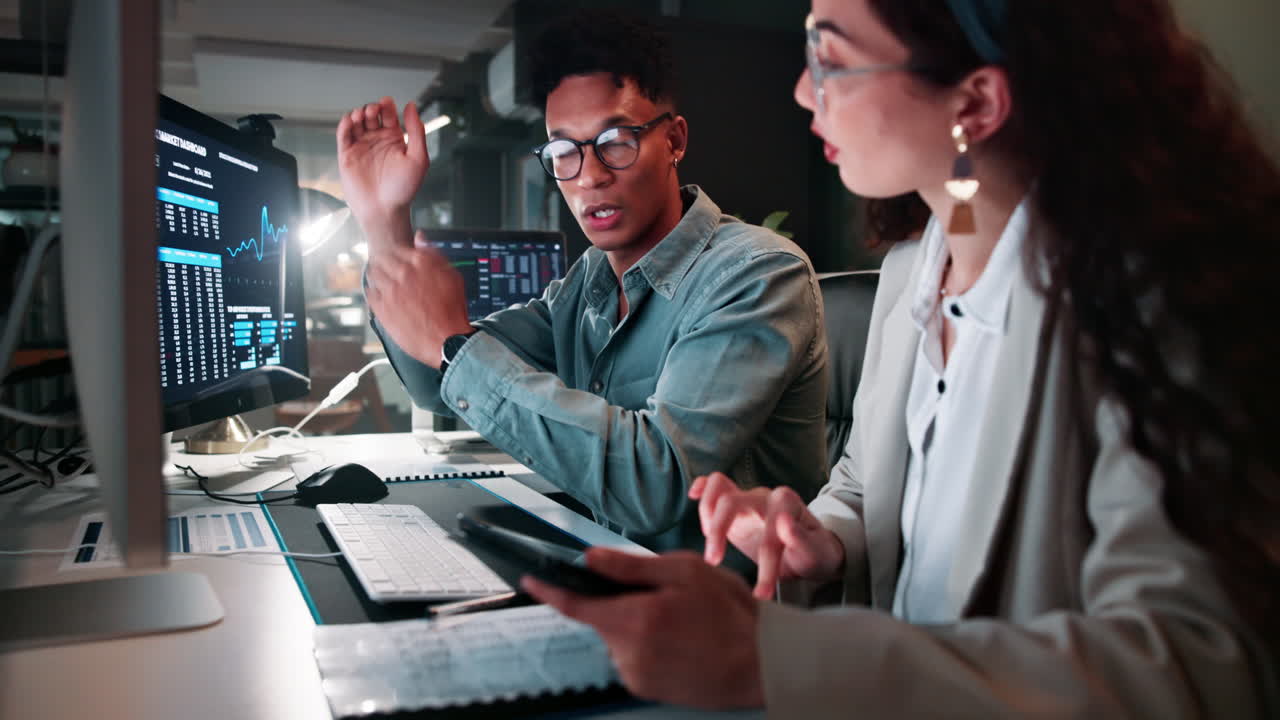 equipo de negocios analizando datos por la noche
