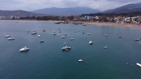 Paisaje-Marino-Adornado-Con-Barcos,-Yates,-Lanchas-Rápidas,-Puerto-Y-Faro-Frente-A-Las-Playas