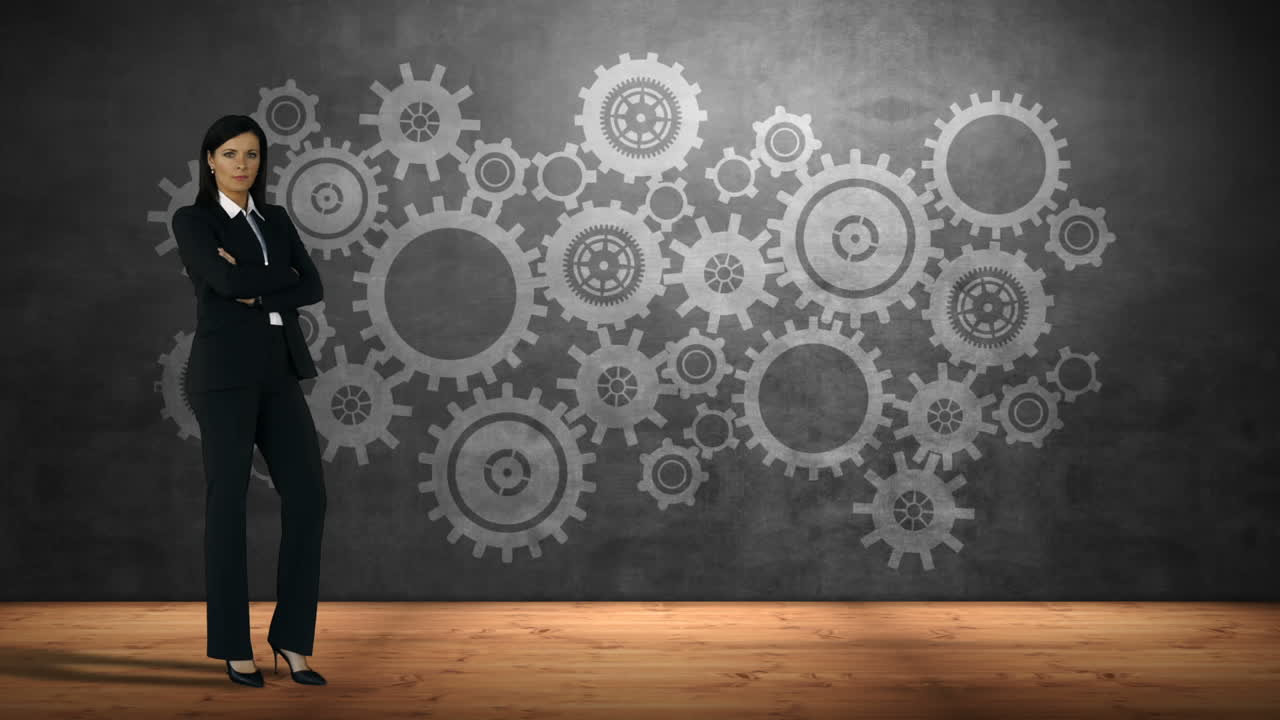 mujer de negocios de pie con los brazos cruzados