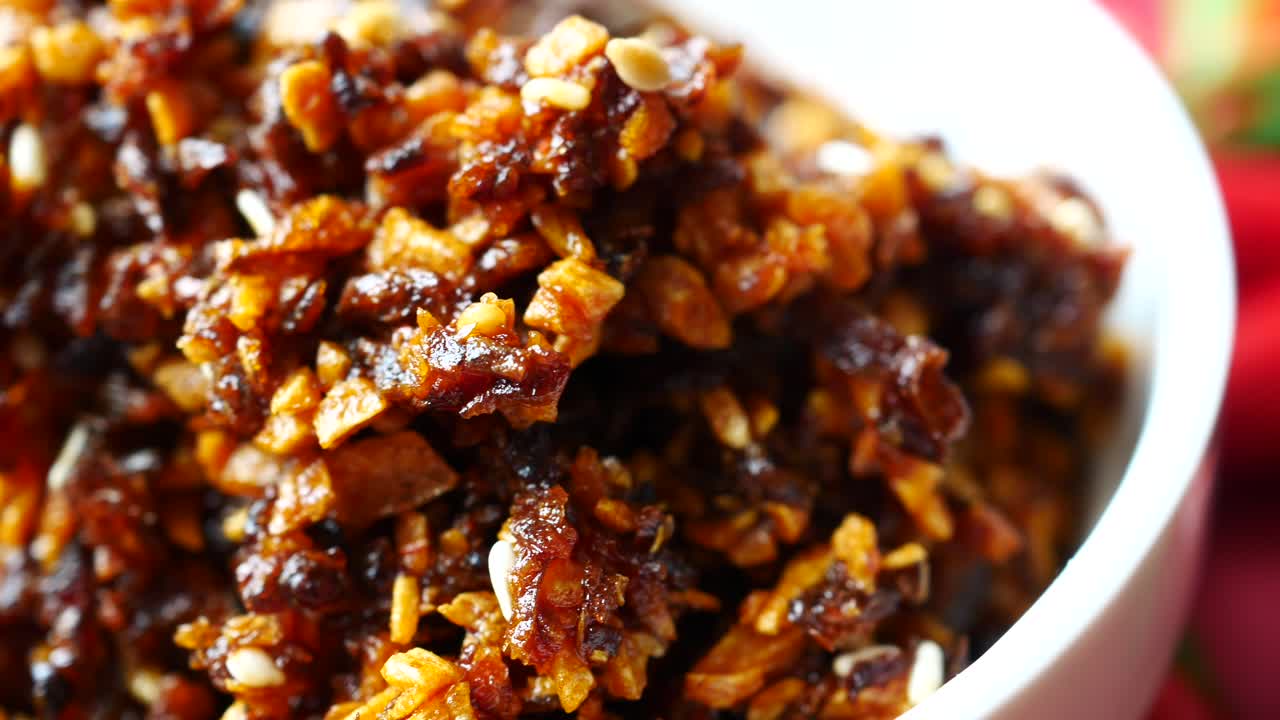 primo piano di una ciotola di spezie arrostite miste