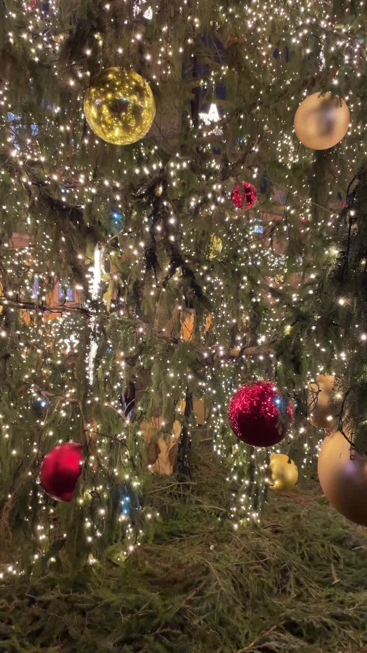 árbol de Navidad con adornos y luces