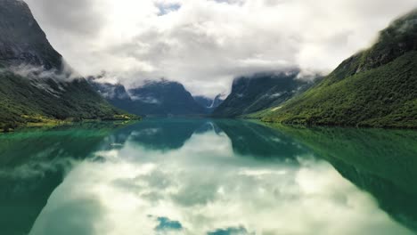 Schöne-Natur-Norwegen-Natürliche-Landschaft-Lovatnet-See.