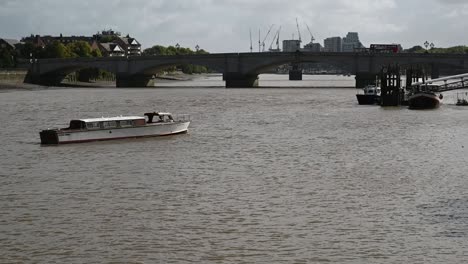 View-towards-Putney-Bridge-and-Wandsworth-in-September,-London,-United-Kingdom