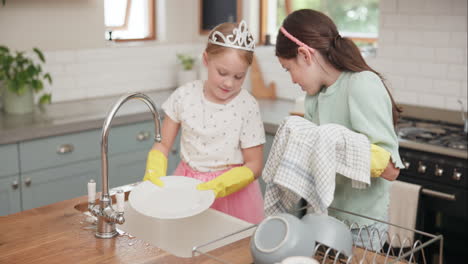 Niños,-Aprendiendo-Y-Limpiando-Platos-En-La-Cocina