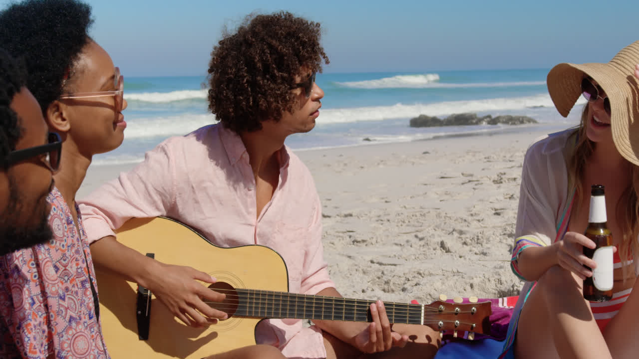 grupo de amigos divirtiéndose en la playa 4k