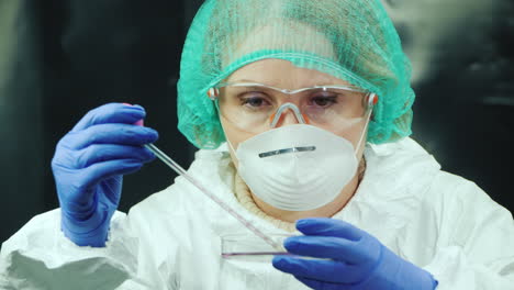 Mujer-Técnico-De-Laboratorio-Hace-Análisis-De-Sangre-En-El-Laboratorio