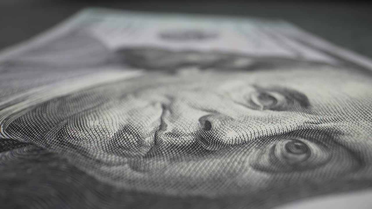 Banconote da 100 dollari. Movimento fluido della telecamera.