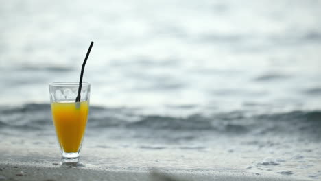 Copa-De-Cóctel-En-La-Playa-Y-Olas-Lavando-La-Orilla