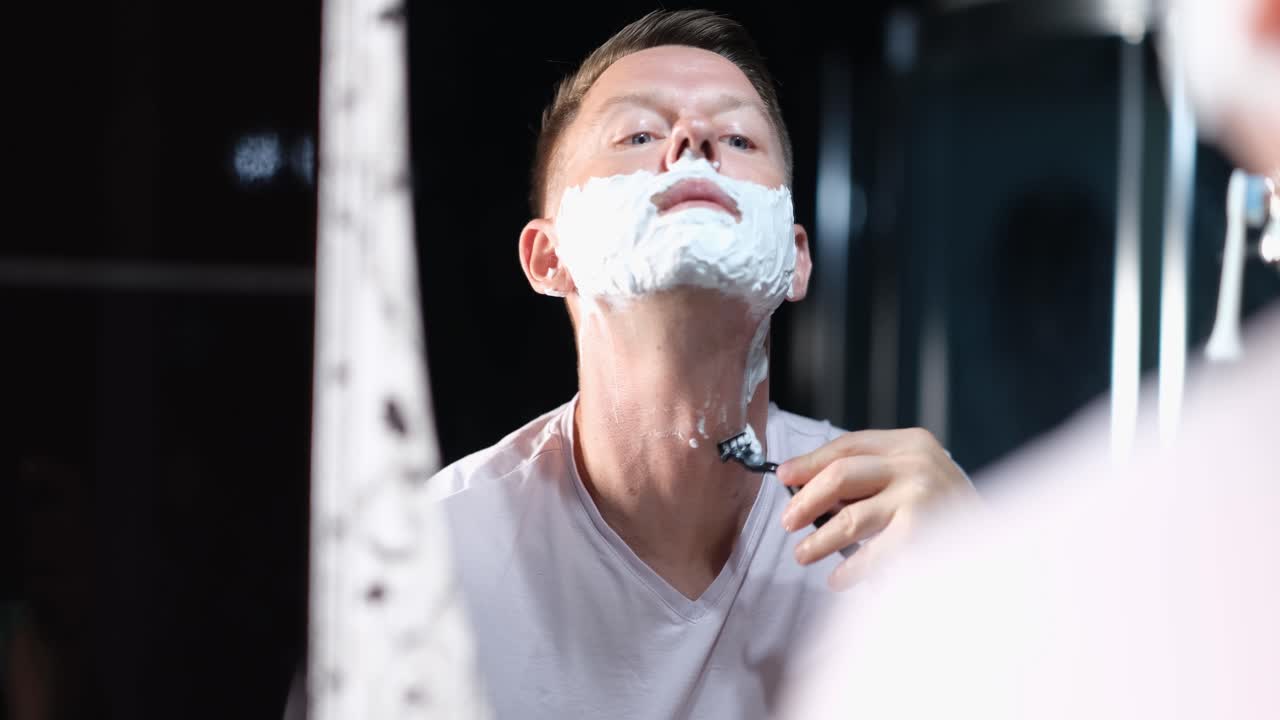 욕실에서 면도하는 남자