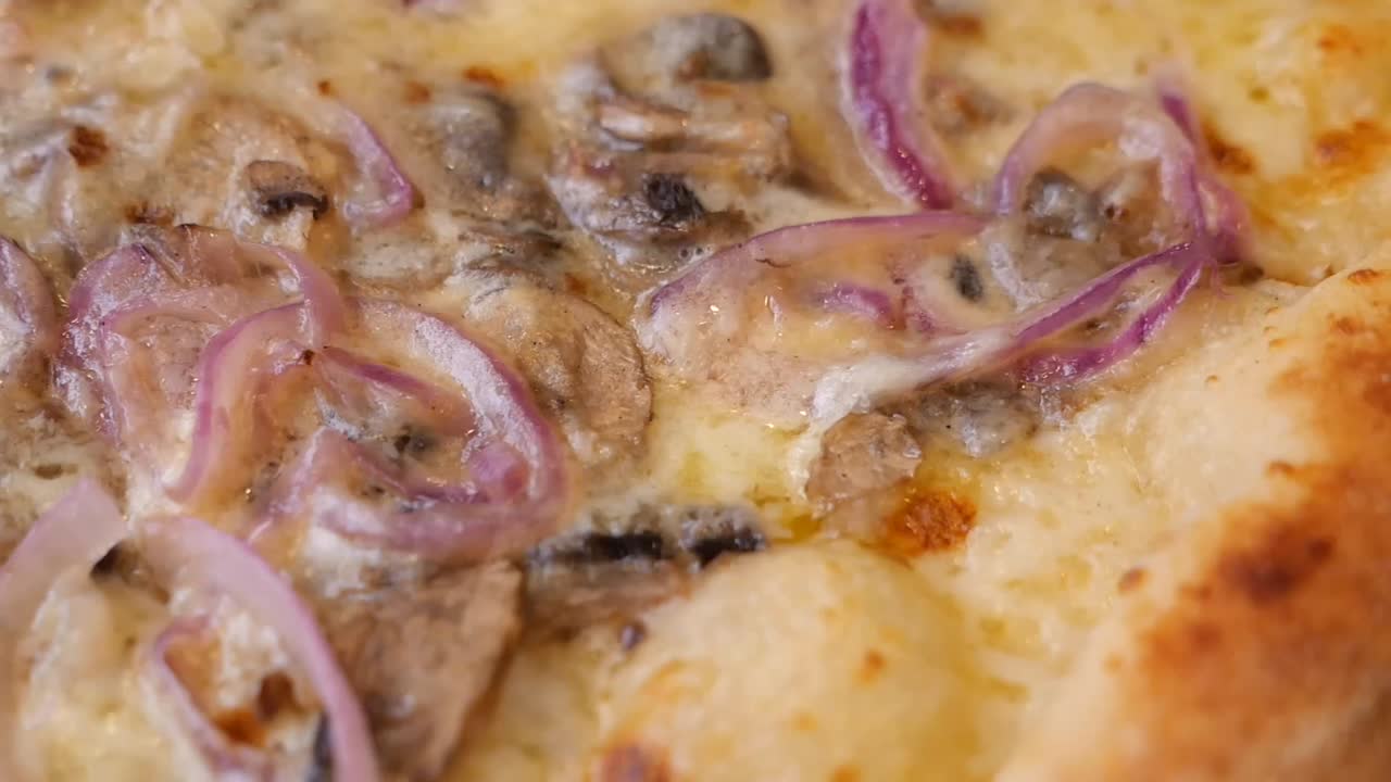 Pizza ai funghi e cipolla rossa