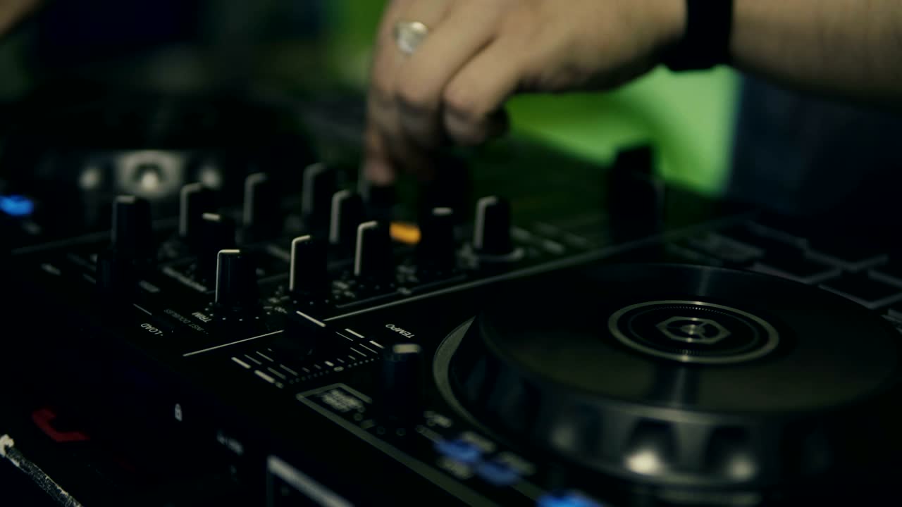 ajusta los controles de la pista en el panel de control de dj.