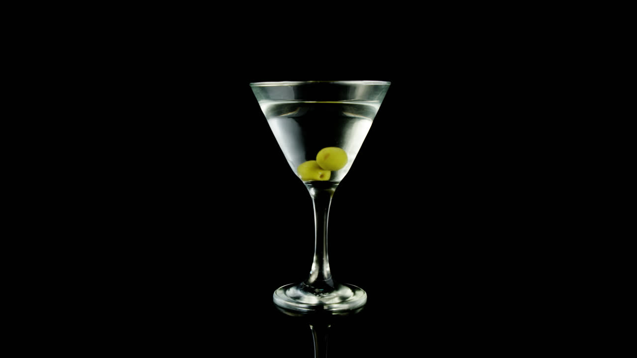Bicchiere di cocktail con olive verdi