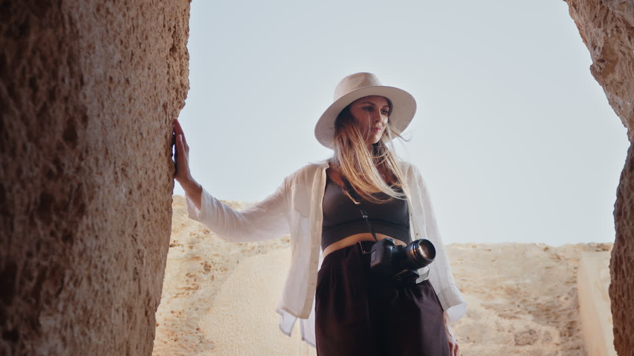 고대 유적 을 탐사 하는 여자