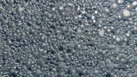 4k 60 fps burbujas rápidas girando bajo el agua recurso gráfico