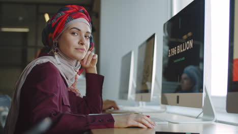 retrato de mulher de negócios em hijab trabalhando em computador