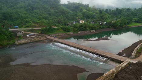 vista aérea del embalse de la presa en el campo de catanduanes, filipinas