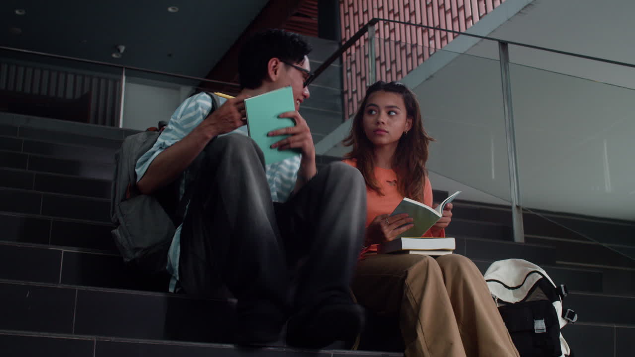 소년으로부터 멀어지는 소녀