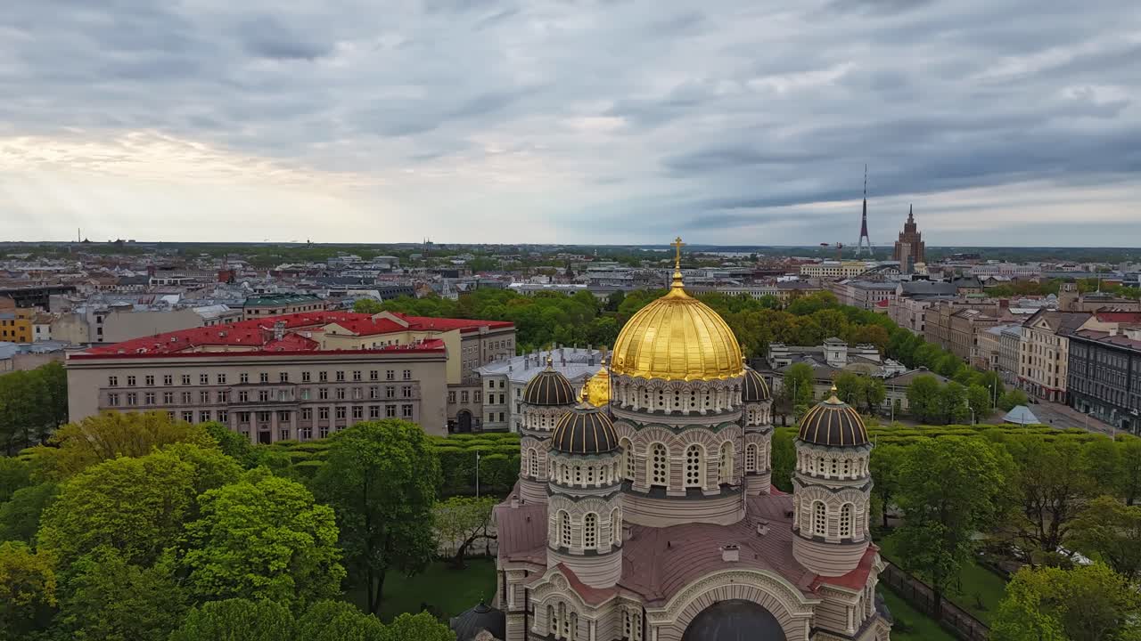 A time-lapse orbit around the Neo-Byzantine Orthodox cathedral with Riga’s cityscape.