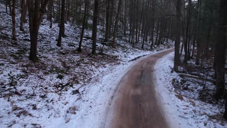 Glatte-Drohnenaufnahmen-Einer-Wunderschönen-Straße-Durch-Einen-Verschneiten-Winterwald-In-Den-Appalachen-Im-Winter-Im-New-Yorker-Hudson-Valley-Im-Catskill-Mountains-Untergebiet