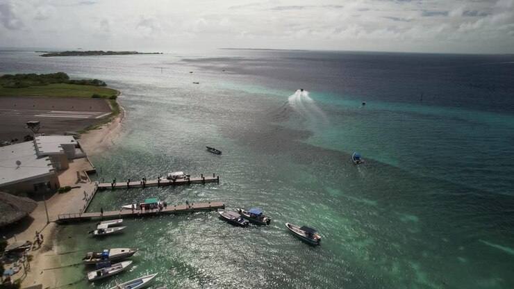 Arcipelago di Los Roques in Venezuela con barche e acque cristalline turchesi, vista aerea
