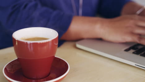 conectado en su café favorito