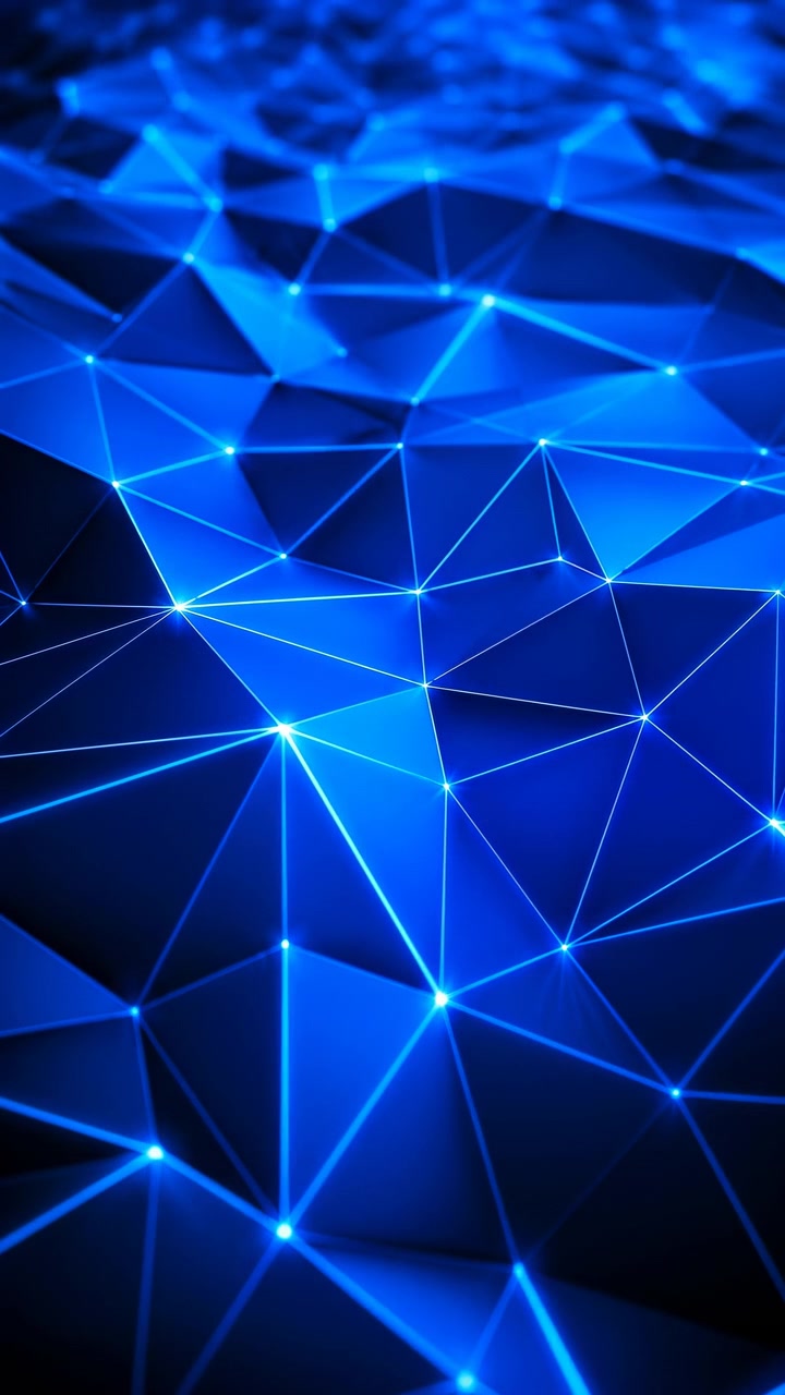 Primer plano de una superficie azul brillante de baja poli, compuesta por facetas triangulares conectadas y reflejos brillantes, llenando el encuadre con un fondo oscuro y futurista.