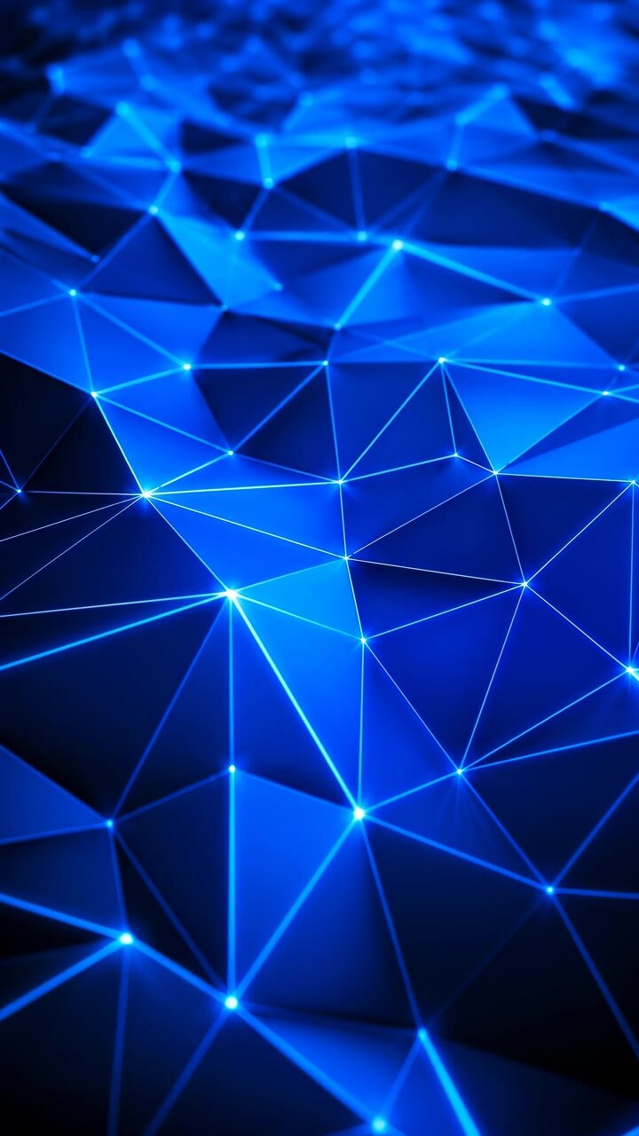 Primer plano de una superficie azul brillante de baja poli, compuesta por facetas triangulares conectadas y reflejos brillantes, llenando el encuadre con un fondo oscuro y futurista.