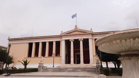 Toma-Panorámica-En-Movimiento-De-La-Universidad-Nacional-Y-Kapodistriana-De-Atenas,-Grecia