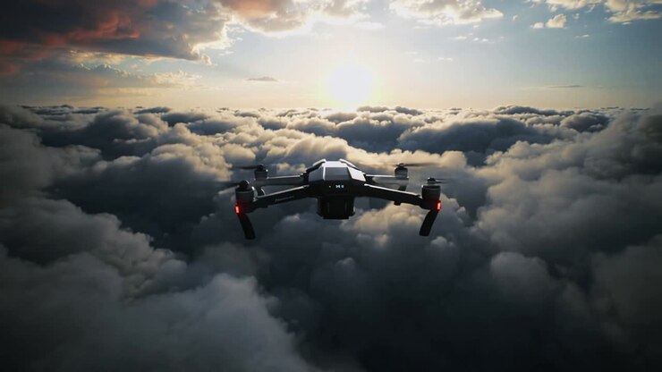 En drone flyr gjennom cumulusskyer, soloppgangen lyser opp himmelen, propellene snurrer og røde lys gløder.
