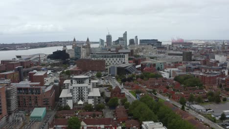 disparo de drones acercándose a edificios en el centro de la ciudad de liverpool 01