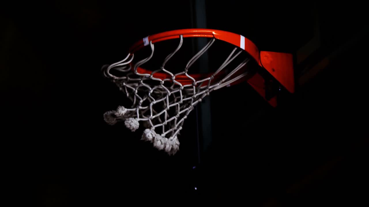 el baloncesto pasa por el aro.