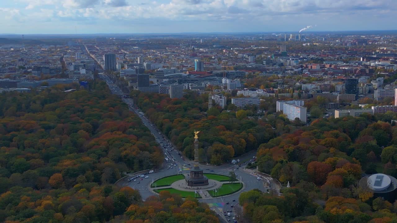Efterårstræer i Tiergarten og den ikoniske Siegessäule (på dansk: Sejrkolonnen) guld Else og Bellevue Slot i Berlin. Fantastisk luftfoto, flyvepanorama overblik drone