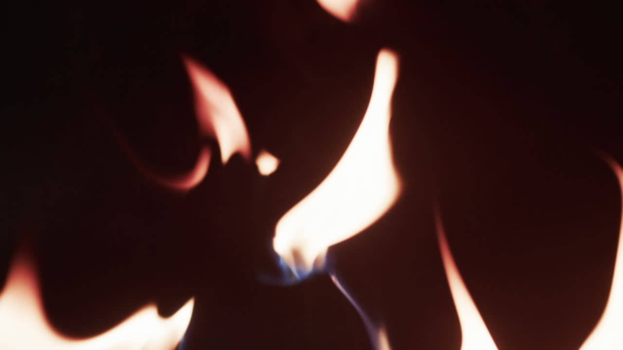 video de llamas de fuego amarillas y espacio de copia en fondo negro