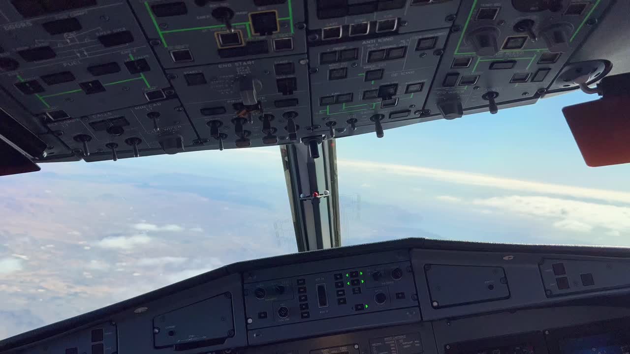 하늘에서 방향을 바꾸는 비행기