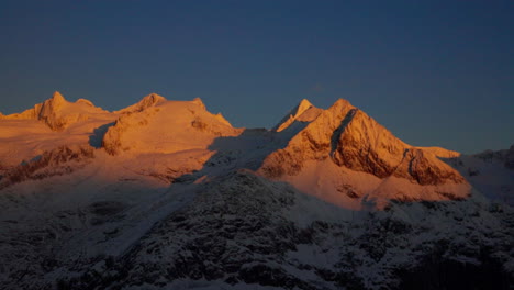 fotografía amplia de la cordillera cubierta de nieve al amanecer, los alpes suizos en el área del glaciar aletsch