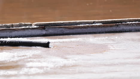 Agua-Limpia-Que-Fluye-De-La-Tubería-En-Una-Salina-En-Rio-Maior,-Portugal