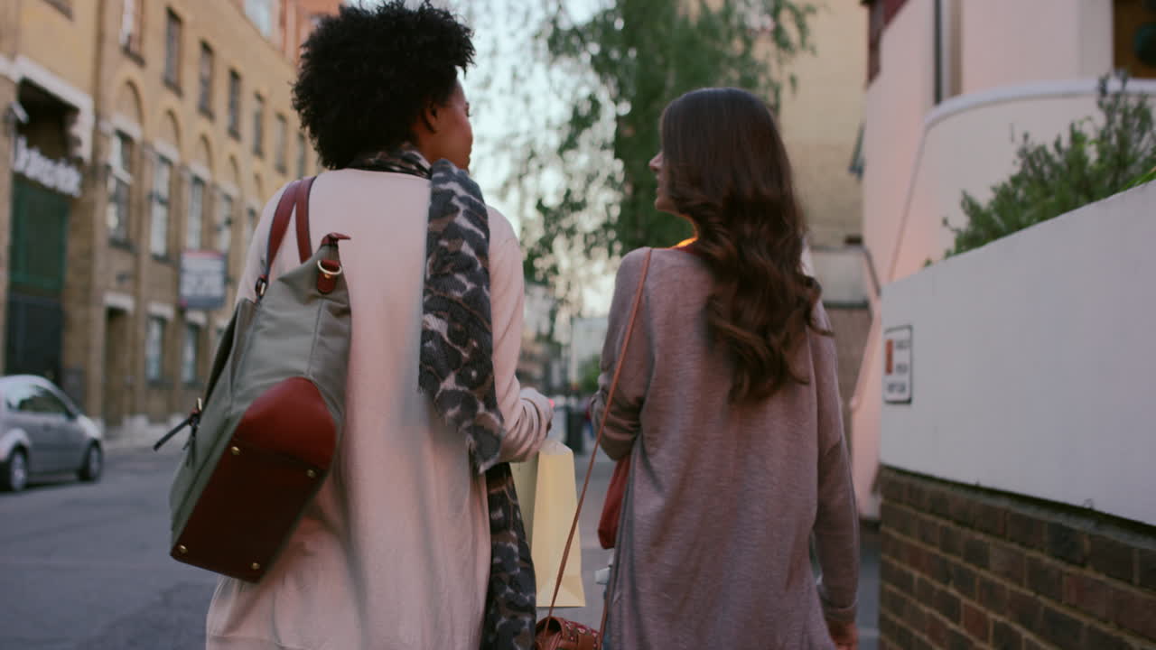 Deux belles amies faisant du shopping, se promenant en ville