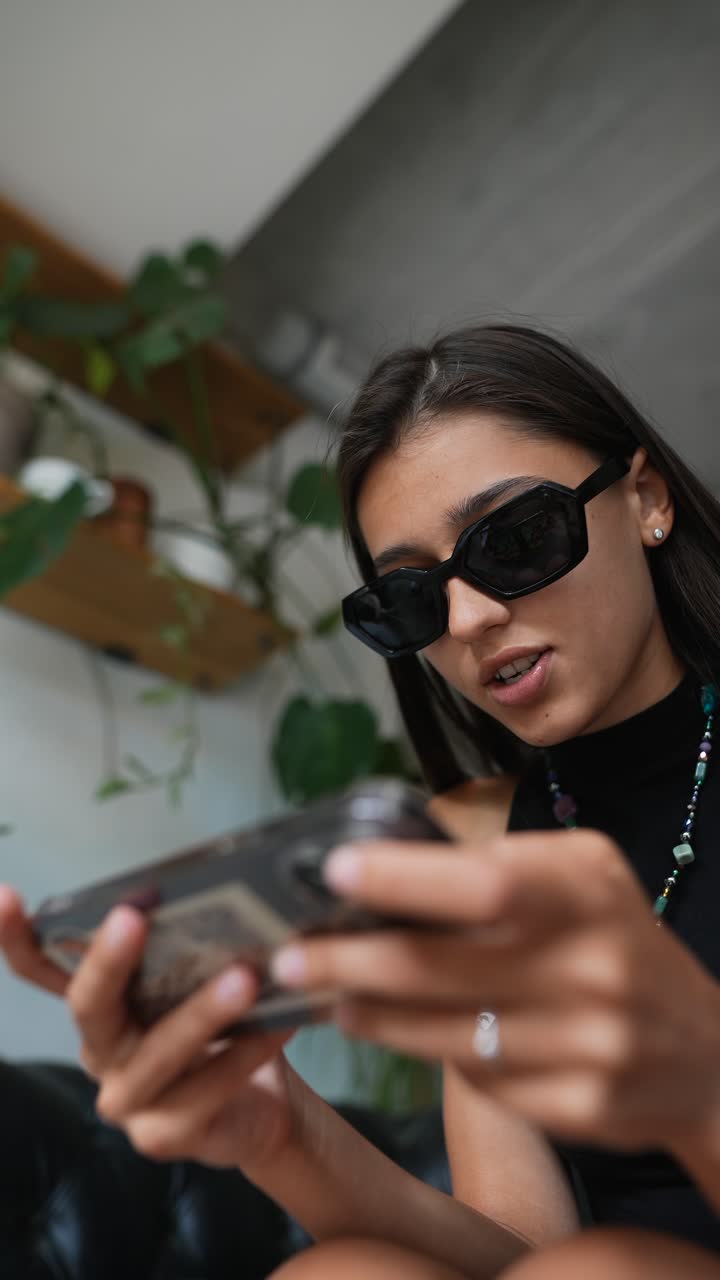 mujer joven usando el teléfono