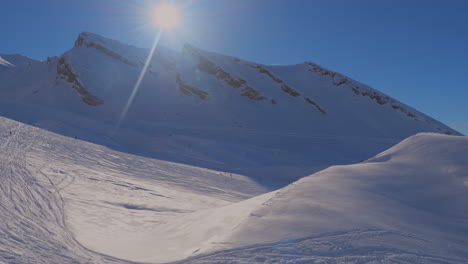 Skigebiet-In-Den-Schweizer-Alpen-Mit-Personen--Und-Sesselbahnen-Im-Winterskigebiet-Beckenried